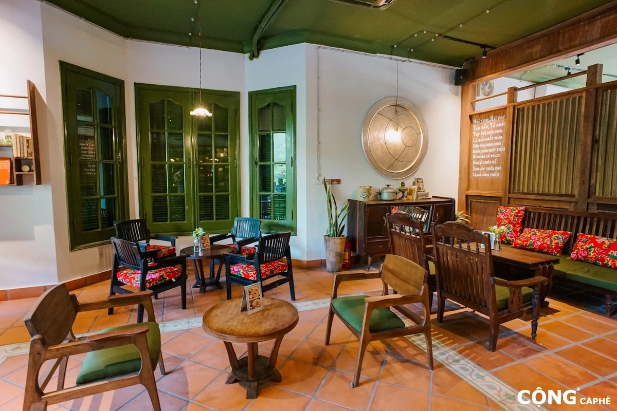 Cộng Cà Phê mang phong cách retro đặc trưng với tường xanh bộ đội, nội thất gỗ cũ và không khí hoài cổ gợi nhớ miền Bắc xưa 